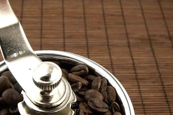 Moedor de café na mesa . — Fotografia de Stock