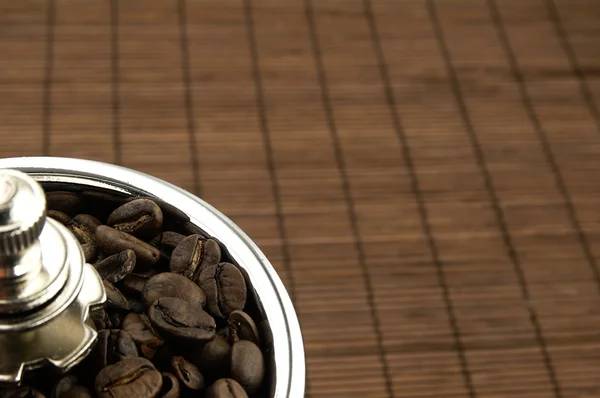 Moedor de café na mesa . — Fotografia de Stock