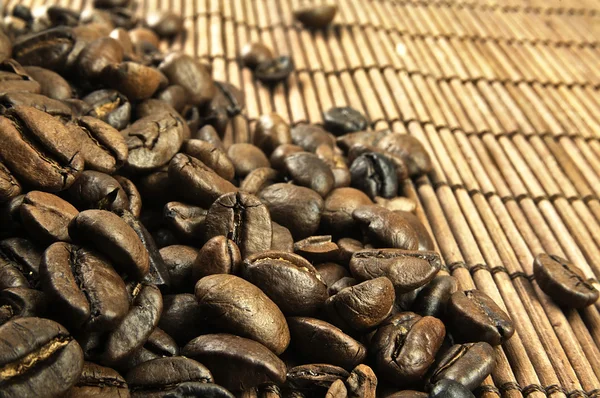 Grãos de café frescos espalhados . — Fotografia de Stock