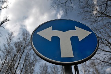 Çatal yol uyarı işareti.