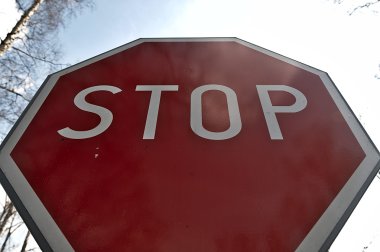 Gökyüzüne karşı dur işareti.