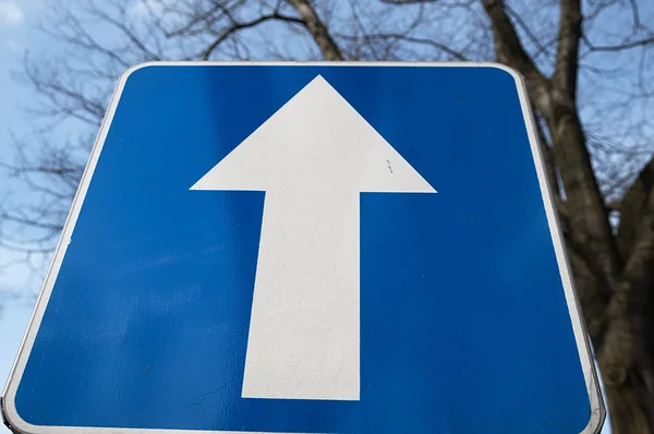 Yol işaret dosdoğru.