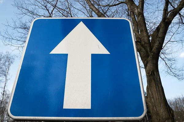 Verkeersbord rechtdoor. — Stockfoto