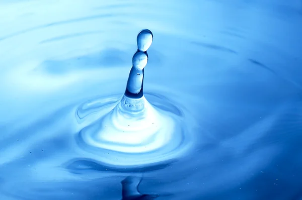 Wassertropfen, der spritzt, erzeugt Wellen. — Stockfoto