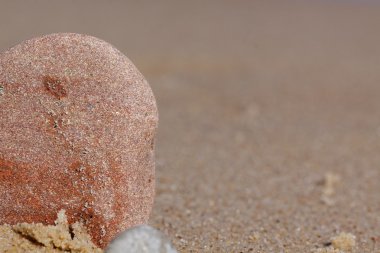 Sahilde küçük taşlar.