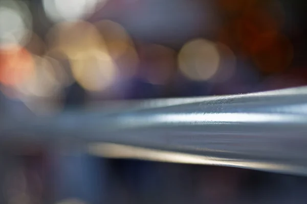 Şehrin arka planda ile çelik boru. 