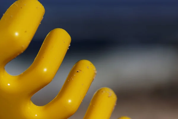 Eimer und Schaufel am Strand. — Stockfoto