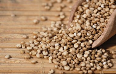 Quinoa ve tahta bir spatula.