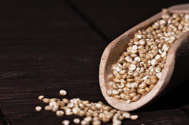 Quinoa ve tahta bir spatula.