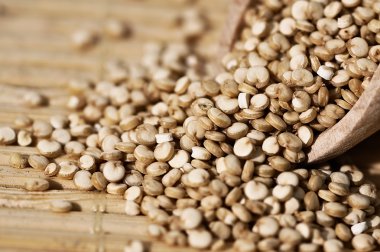 Quinoa ve tahta bir spatula.