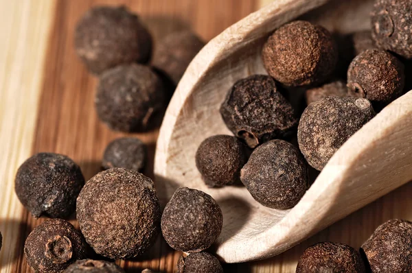 Grains de piment sur une planche en bois . Images De Stock Libres De Droits