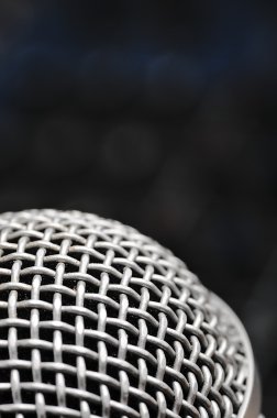 Ses karıştırıcı ve gümüş bir mikrofon.