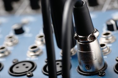 Ses karıştırıcı ve bir kablo.