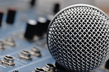 Ses karıştırıcı ve gümüş bir mikrofon.