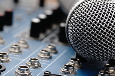 Ses karıştırıcı ve gümüş bir mikrofon.