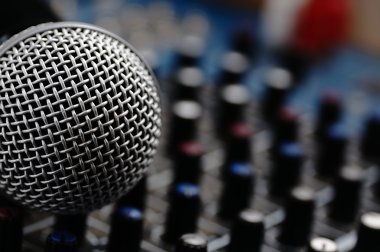 Ses karıştırıcı ve gümüş bir mikrofon.