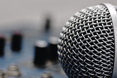 Ses karıştırıcı ve gümüş bir mikrofon.