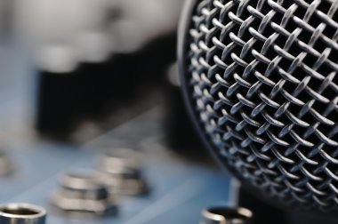 Ses karıştırıcı ve gümüş bir mikrofon.