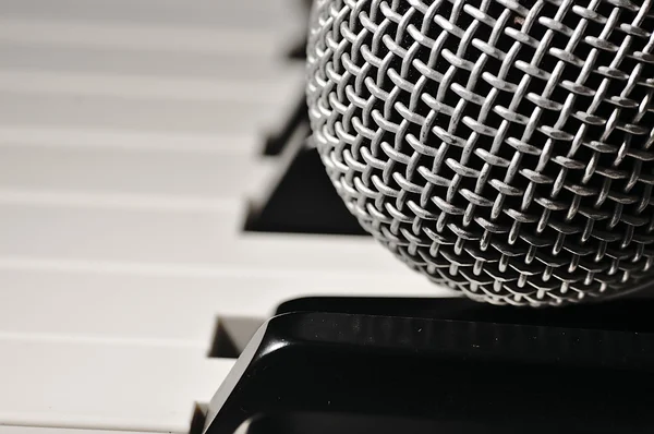 Micrófono en un teclado de piano . — Foto de Stock