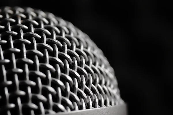 Siyah bir arka plan üzerinde gümüş mikrofon. — Stok fotoğraf