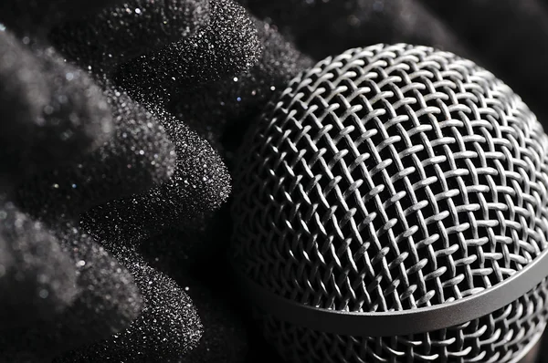 Micrófono de plata sobre fondo negro . — Foto de Stock
