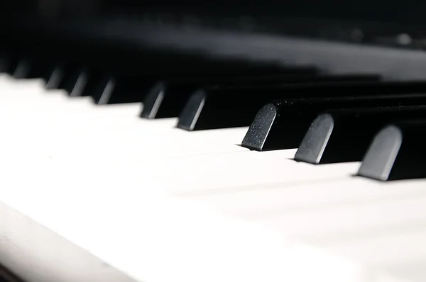 Piano toetsen. Muzikale instrument op het podium. — Stockfoto