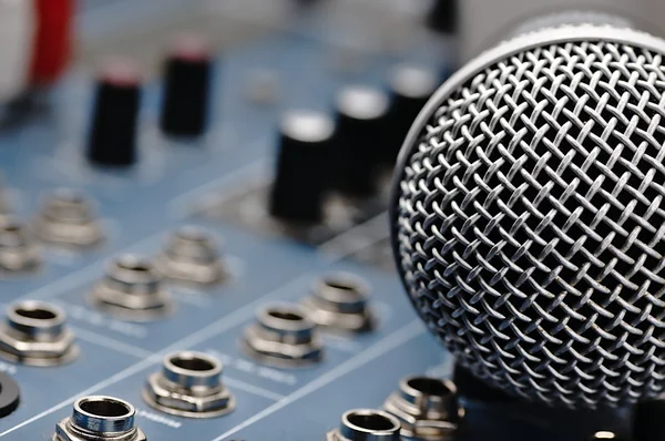 Audio mixer en een zilveren microfoon. — Stockfoto