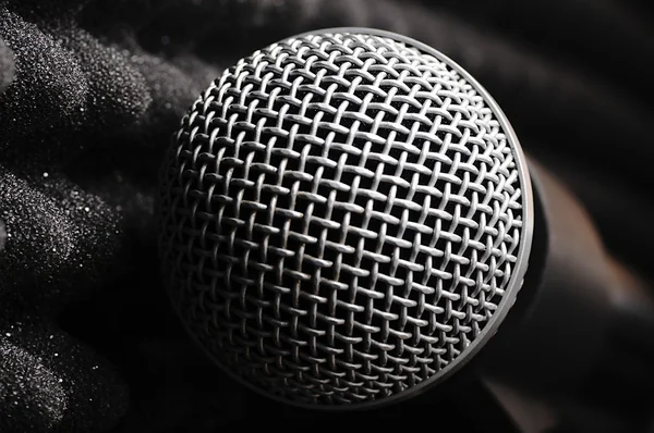 Microfono argento su sfondo nero . — Foto Stock
