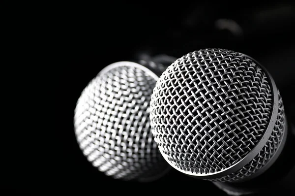 Dos micrófonos sobre fondo negro . — Foto de Stock
