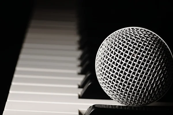 Micrófono en un teclado de piano . — Foto de Stock