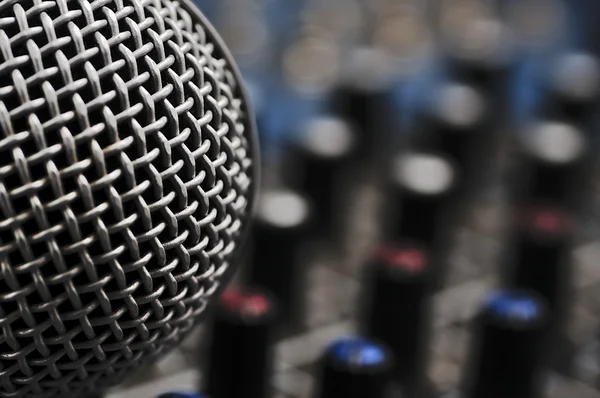 Ses karıştırıcı ve gümüş bir mikrofon.