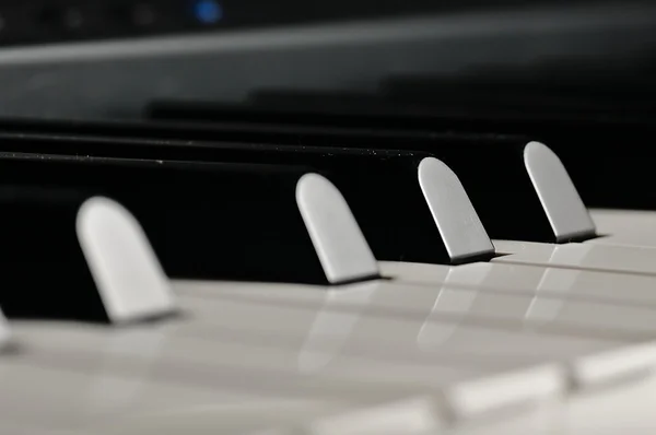 Tasti per pianoforte. Strumento musicale sul palco . — Foto Stock