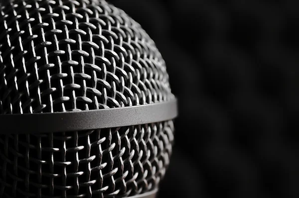 Siyah bir arka plan üzerinde gümüş mikrofon.