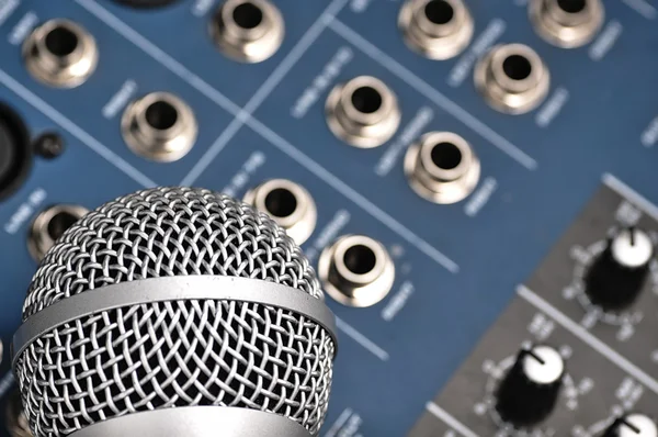 Звуковий мікшер і срібний мікрофон . — стокове фото