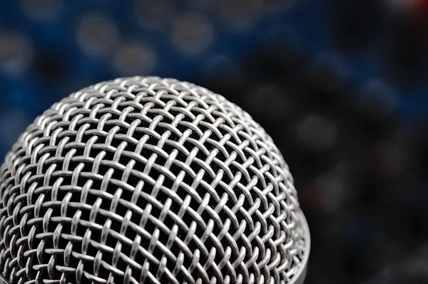 Ses karıştırıcı ve gümüş bir mikrofon.