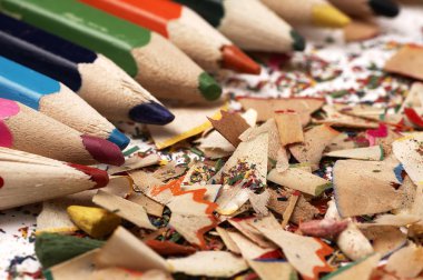 Ahşap boya kalemi. Masanın üzerinde yaratıcı karışıklık.