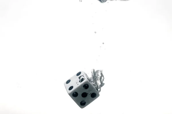 Kostki spadł do wody, na białym tle. — Zdjęcie stockowe