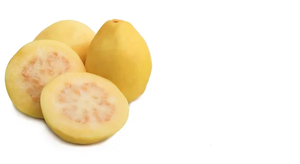 Gelbe Guaven Und Scheiben Guaven Isoliert Auf Weißem Hintergrund Mit — Stockfoto