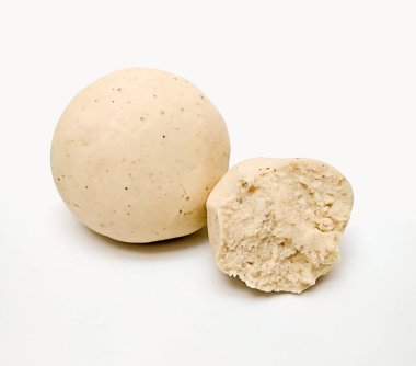 Beyaz arka planda Meksika mısır tortilla hamur topu (tortilla, sope, gorditas vs. hazırlamak için) Geleneksel Meksika mutfağı