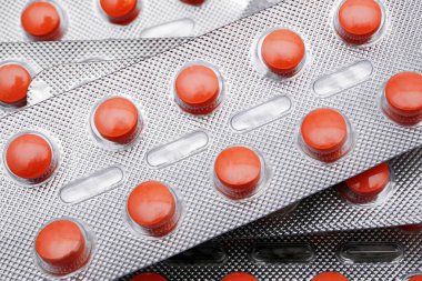 kırmızı haplarla dolu bir yığın su topladı.