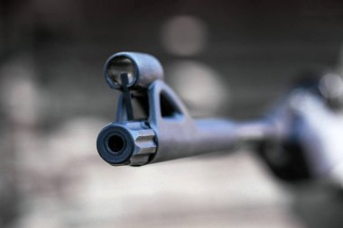 Havalı tüfek namlusu namlusuna yakın plan.
