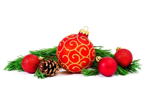 Palla Natale Rosso Con Rami Pino Verde Cono Isolato Sfondo — Foto Stock