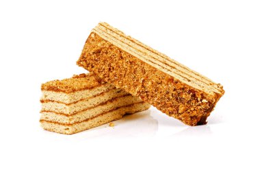 Beyaz arka planda izole edilmiş iki parça ballı kek.