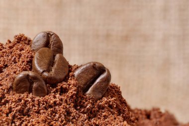 Makro kavrulmuş kahve çekirdekleri ve fotokopi alanı.