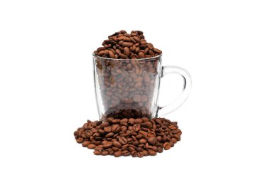 Cam bardak, beyaz arka planda izole edilmiş kavrulmuş kahve çekirdekleri ile dolu.