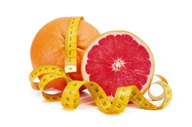 Olgun greyfurt ve yarısı beyaz arka planda izole edilmiş mezura.