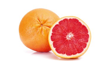 Olgun greyfurt ve beyaz arka planda yarı izole