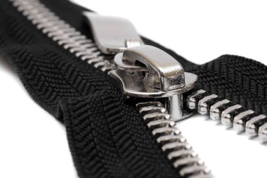 beyaz arkaplanda siyah kumaşlı açık metal fermuar makrosu