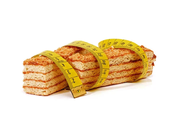 Два Шматки Шаруватих Медового Торта Ізольовані Загорнуті Метровою Стрічкою Білому — стокове фото
