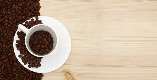 Ansicht Der Weißen Kaffeetasse Mit Untertasse Und Gerösteten Kaffeebohnen Auf — Stockfoto